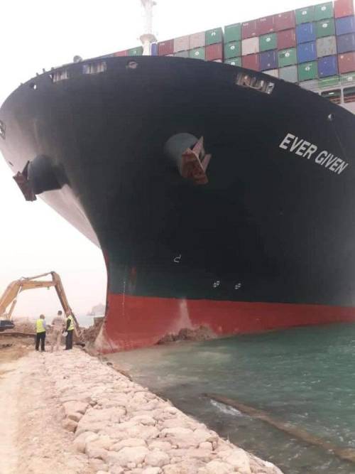 Un enorme buque portacontenedores quedó atascado en el Canal de Suez y bloqueó todo el tráfico en la importante vía fluvial.